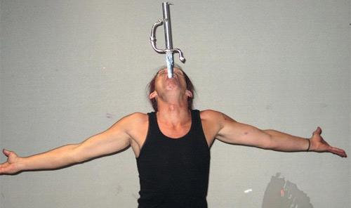 Безумный иллюзионист из Сан-Диего  глотает меч с реактивным двигателем