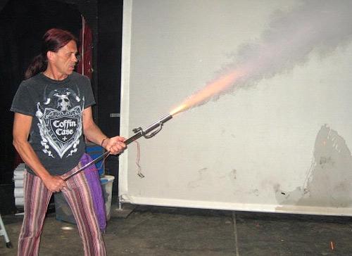 Безумный иллюзионист из Сан-Диего  глотает меч с реактивным двигателем