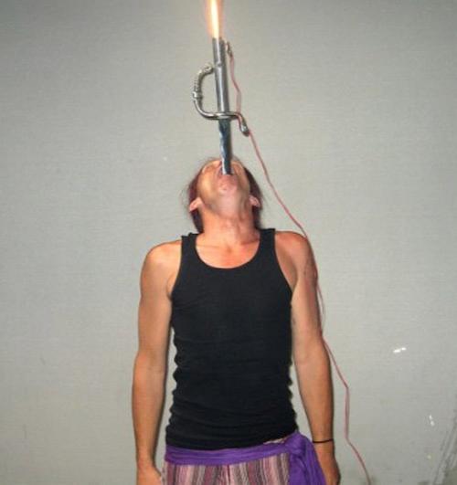 Безумный иллюзионист из Сан-Диего  глотает меч с реактивным двигателем