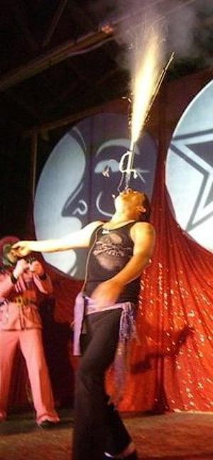 Безумный иллюзионист из Сан-Диего  глотает меч с реактивным двигателем