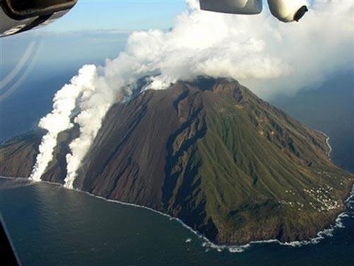 Проснулся вулкан, способный породить цунами