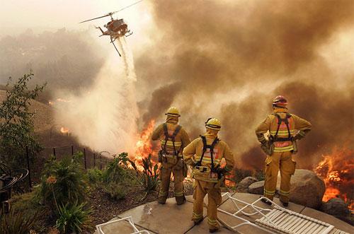 Тушение пожара в Эскондидо, Калифорния, октябрь 2007. 