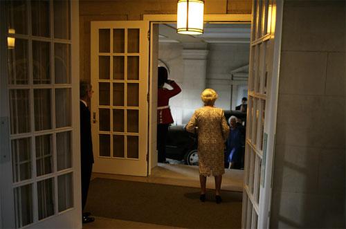 Британская королева Елизавета Вторая (Elizabeth II), посетившая в мае США, ждет семью американского президента Буша перед обедом в британском посольстве. 