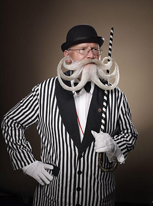 65-летний житель немецкого города Зигмаринген Вилли Шевалье (Willi Chevalier) — победитель необычного соревнования «Лучшие борода и усы» 2007 Partial and Freestyle Beard competition, которое прошло в Брайтоне в сентябре 2007. 