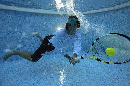 Испанский теннисист Рафаэль Надал (Rafael Nadal) позирует в бассейне в Монте Карло, Монако. 
