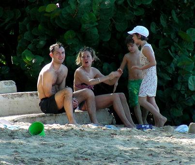 Сиенна Миллер встретит Новый год на Барбадосе… с Джудом Лоу