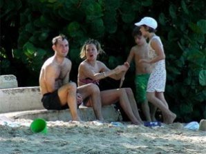 Сиенна Миллер встретит Новый год на Барбадосе… с Джудом Лоу