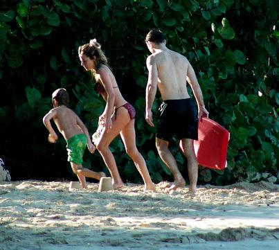 Сиенна Миллер встретит Новый год на Барбадосе… с Джудом Лоу