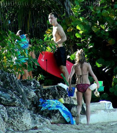 Сиенна Миллер встретит Новый год на Барбадосе… с Джудом Лоу