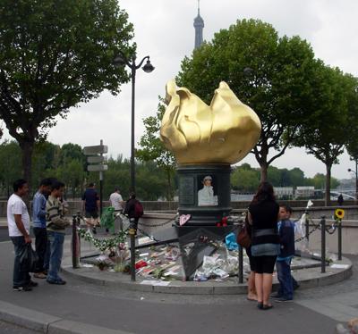 Топ-9 мест гибели знаменитостей, ставших объектами поклонения