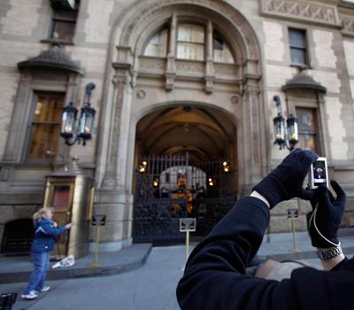 Топ-9 мест гибели знаменитостей, ставших объектами поклонения