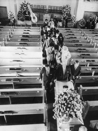 Топ-9 мест гибели знаменитостей, ставших объектами поклонения