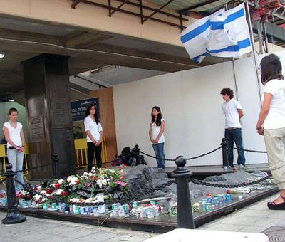 Топ-9 мест гибели знаменитостей, ставших объектами поклонения