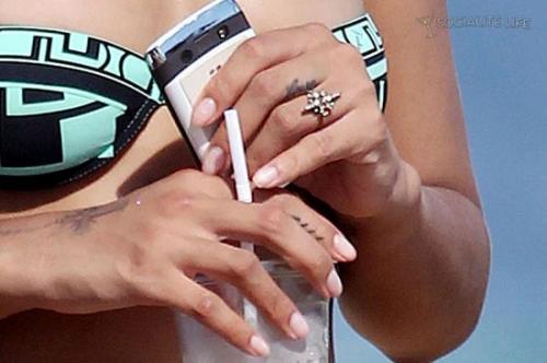 Рианна показала новые тату