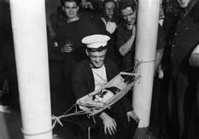 Тогда кот попал на британский линкор «Казак», в том же году подбитый торпедой и взорвавшийся. Погибли все 159 членов экипажа, но кот выжил, переплыл через Гибралтар и вылез на берег.
