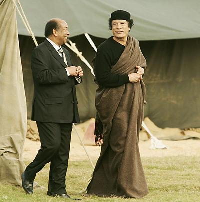 Топ-15 безумных нарядов Муамара Каддафи