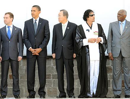 Топ-15 безумных нарядов Муамара Каддафи