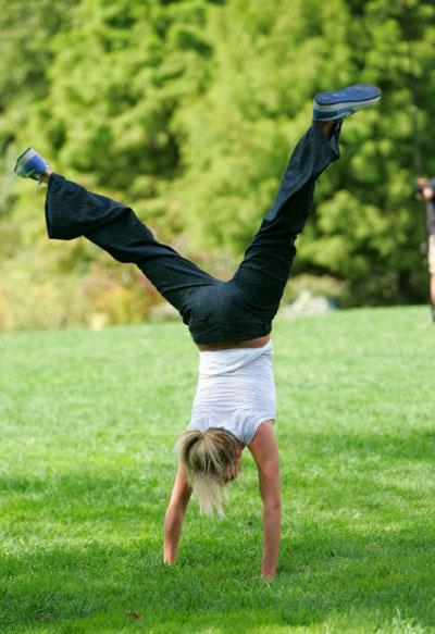 Камерон Диас  ходила на руках