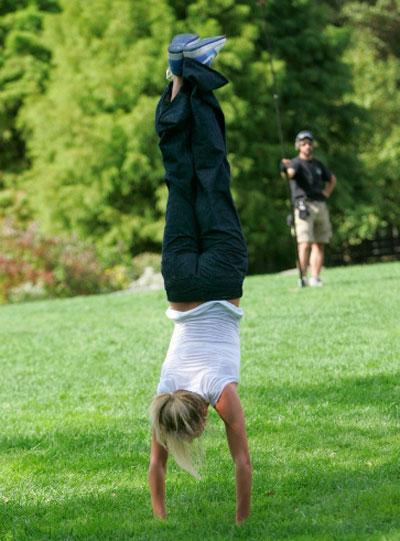 Камерон Диас  ходила на руках