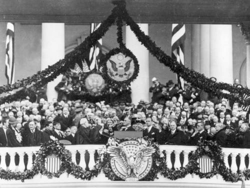 Инаугурация президента США Рузвельта совпала с заседанием в рейхстаге, наделившим Гитлера неограниченными правами.Присяга и инаугурация Франклина Рузвельта, 1933 г.