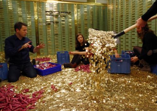 В Швейцарии на улицу высыпали 8 тонн денег
