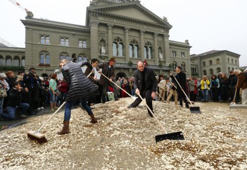 В Швейцарии на улицу высыпали 8 тонн денег