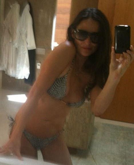 Деми Мур пиарится как малолетка