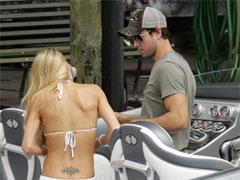 Курникова и Иглесиас: с Анной на шее