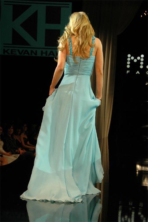 Кармен Электра упала на подиуме