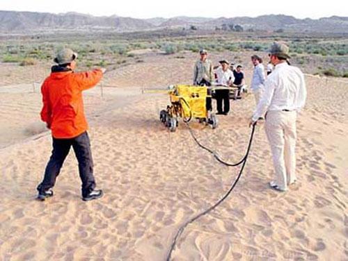 Золотой бюстгальтер, очки и… луноход