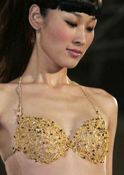 Золотой бюстгальтер, очки и… луноход