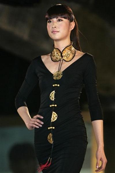 Золотой бюстгальтер, очки и… луноход