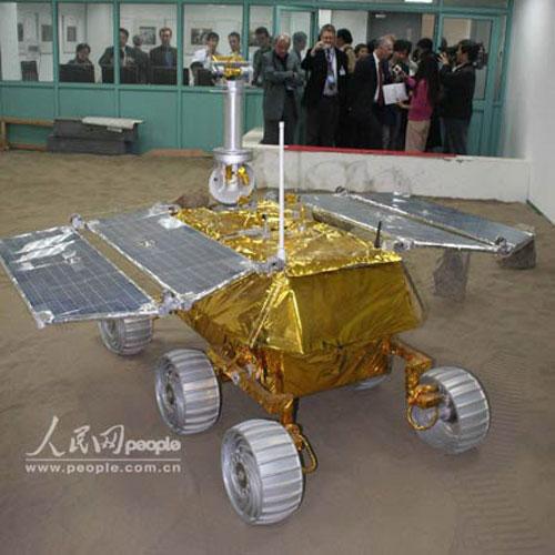 Золотой бюстгальтер, очки и… луноход