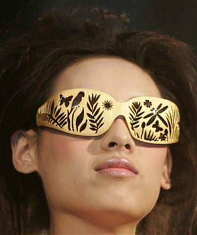 Золотой бюстгальтер, очки и… луноход