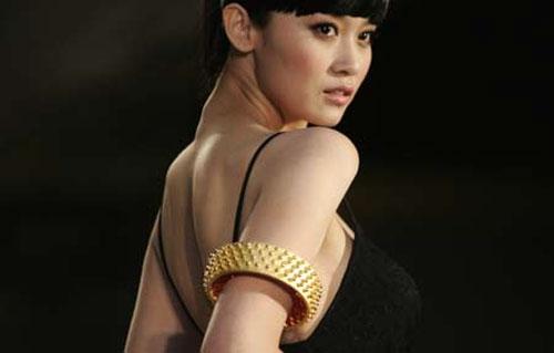 Золотой бюстгальтер, очки и… луноход