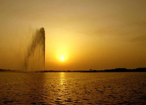 Фонтан «переплюнул» Эйфелеву башню