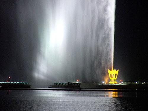 Фонтан «переплюнул» Эйфелеву башню