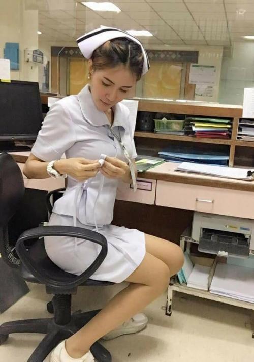 Медсестру уволили за откровенные наряды