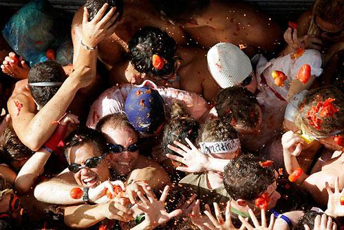 На празднике вручную уничтожили 117 тонн томатов