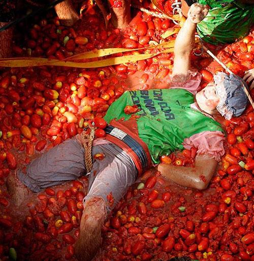 На празднике вручную уничтожили 117 тонн томатов