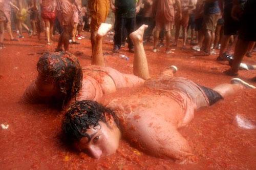 На празднике вручную уничтожили 117 тонн томатов