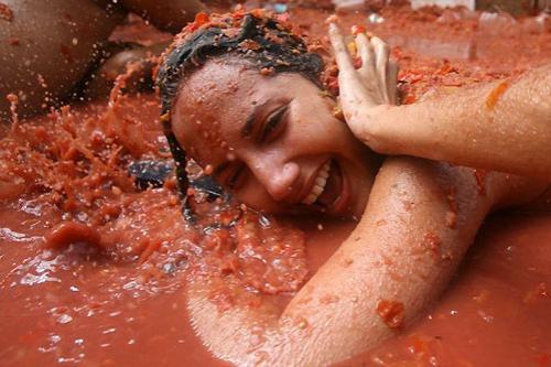 На празднике вручную уничтожили 117 тонн томатов