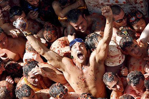 На празднике вручную уничтожили 117 тонн томатов