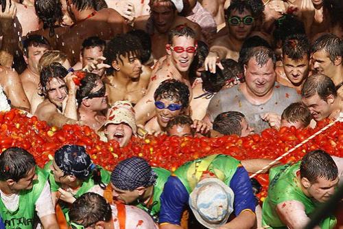 На празднике вручную уничтожили 117 тонн томатов