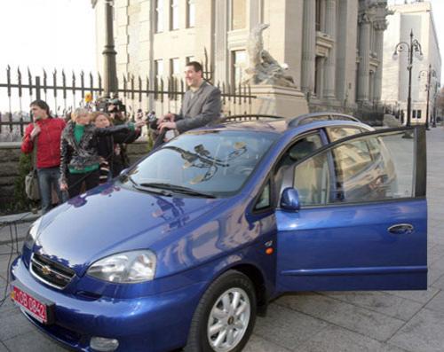 Самого высокого человека мира одарили велосипедом и машиной