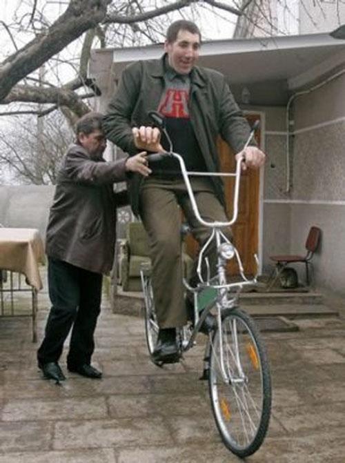 Самого высокого человека мира одарили велосипедом и машиной