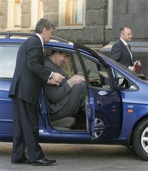 Самого высокого человека мира одарили велосипедом и машиной