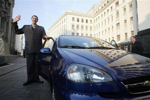 Самого высокого человека мира одарили велосипедом и машиной