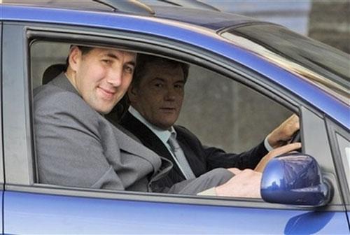 Самого высокого человека мира одарили велосипедом и машиной