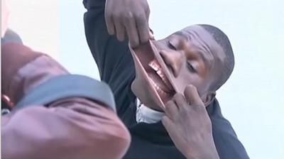 Человек с самым большим ртом в мире заглатывает банку Coca-Cola!